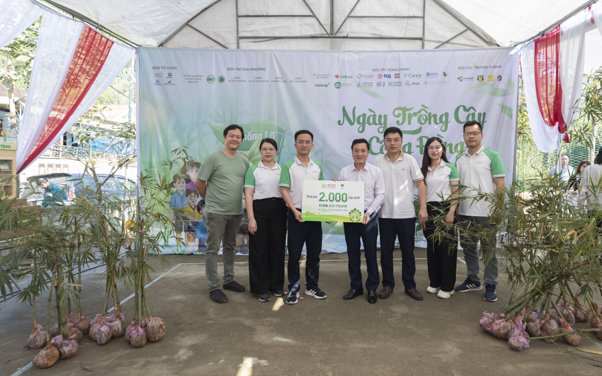 Đại diện Bảo Thanh trao tặng 2.000 cây tre mét cho UBND xã Tam Quang, Nghệ An