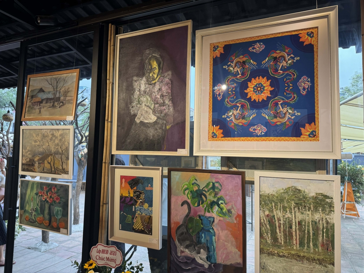 Các tác phẩm xuất sắc trưng bày tại triển lãm với nhiều chủ đề đa dạng