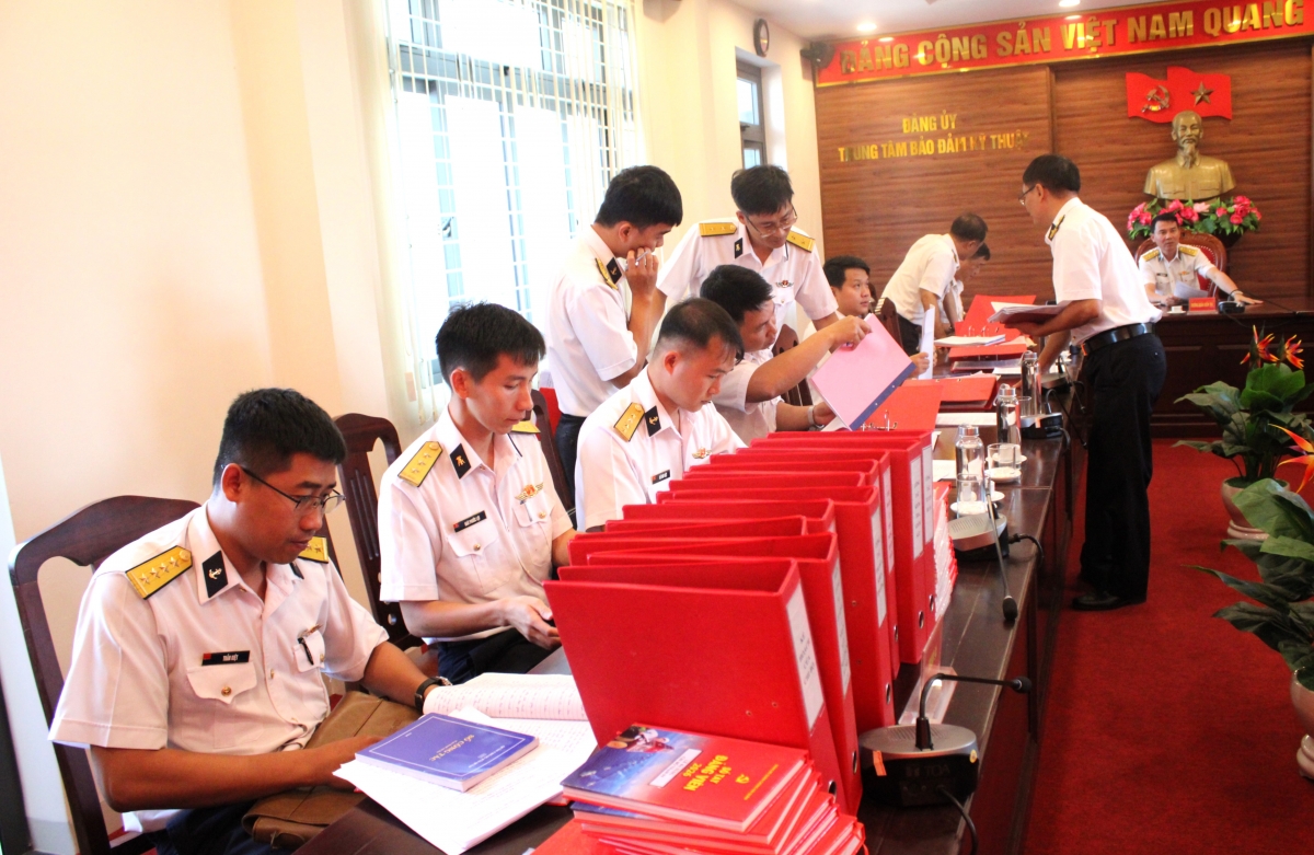 Kiểm tra văn kiện, sổ sách CTĐ, CTCT tại Trung tâm BĐKT