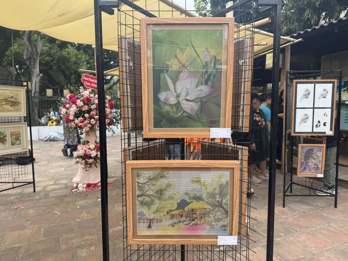 Nhiều tác phẩm còn được trưng bày ngoài trời với không gian sắp đặt độc đáo