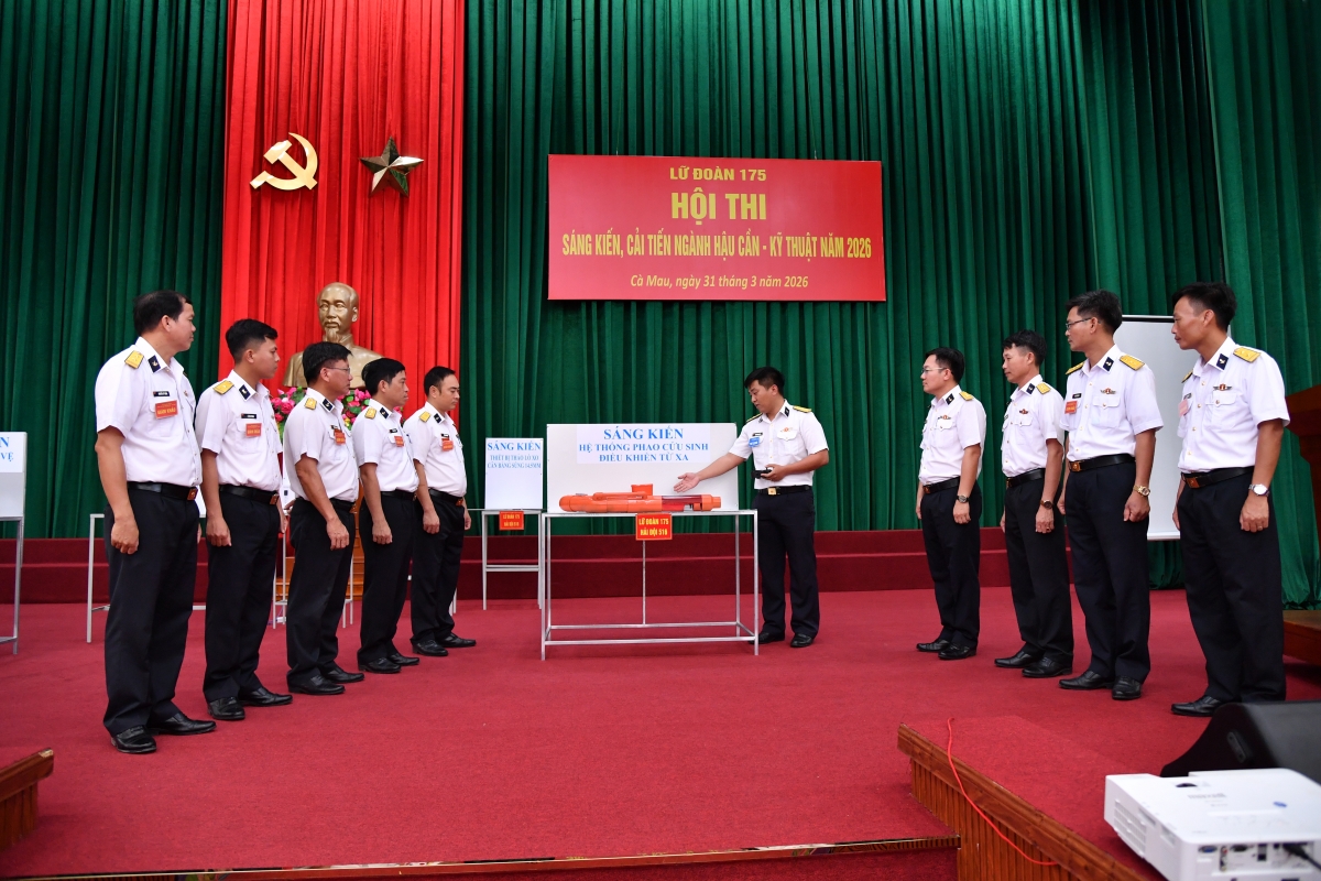  Ban giám khảo chấm thi mô hình, sáng kiến cải tiến của Tàu 954, Hải đội 515