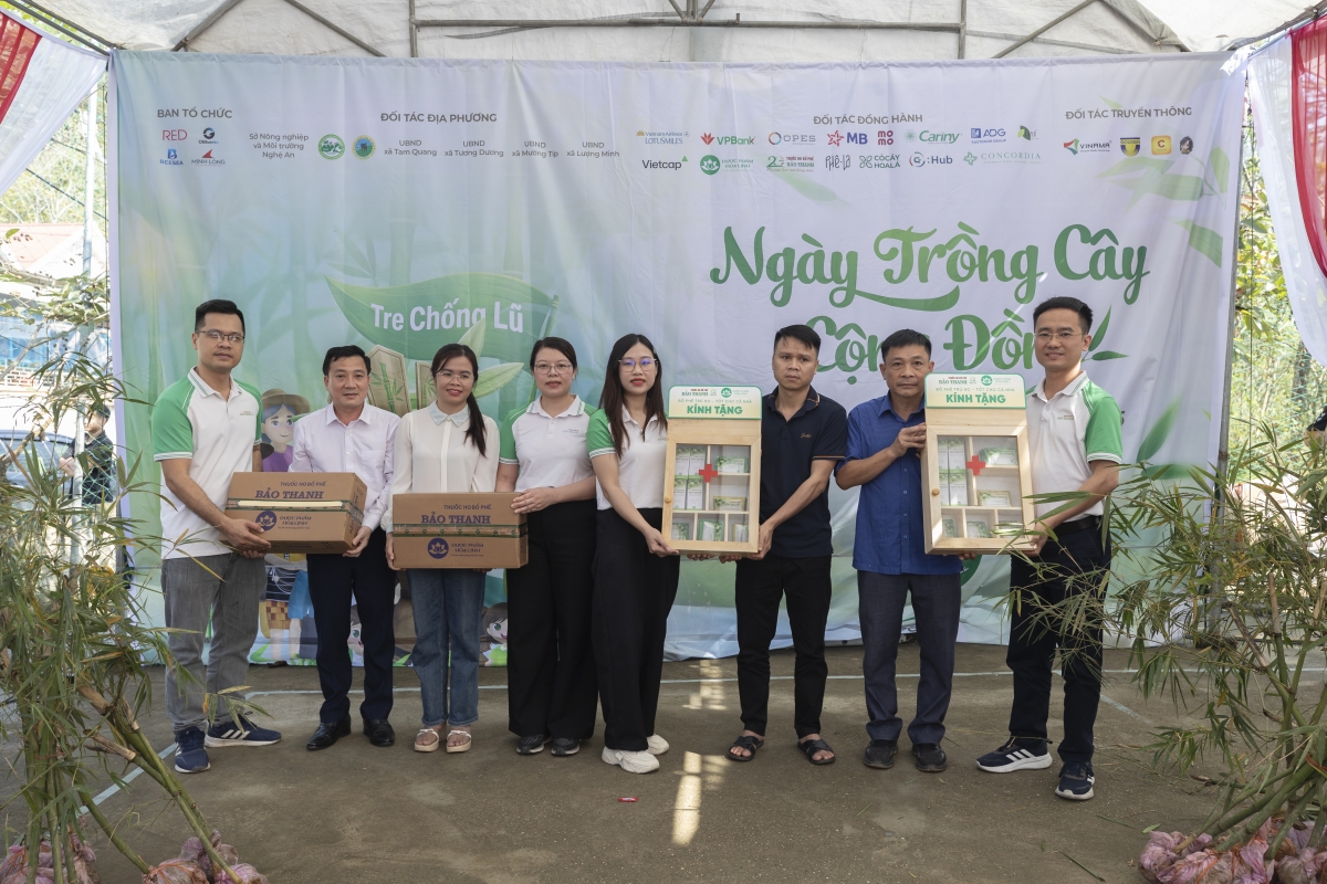 Đại diện Bảo Thanh trao tặng tủ thuốc cho Trạm y tế xã Tam Quang, Tương Dương, Mường Típ và Lượng Minh