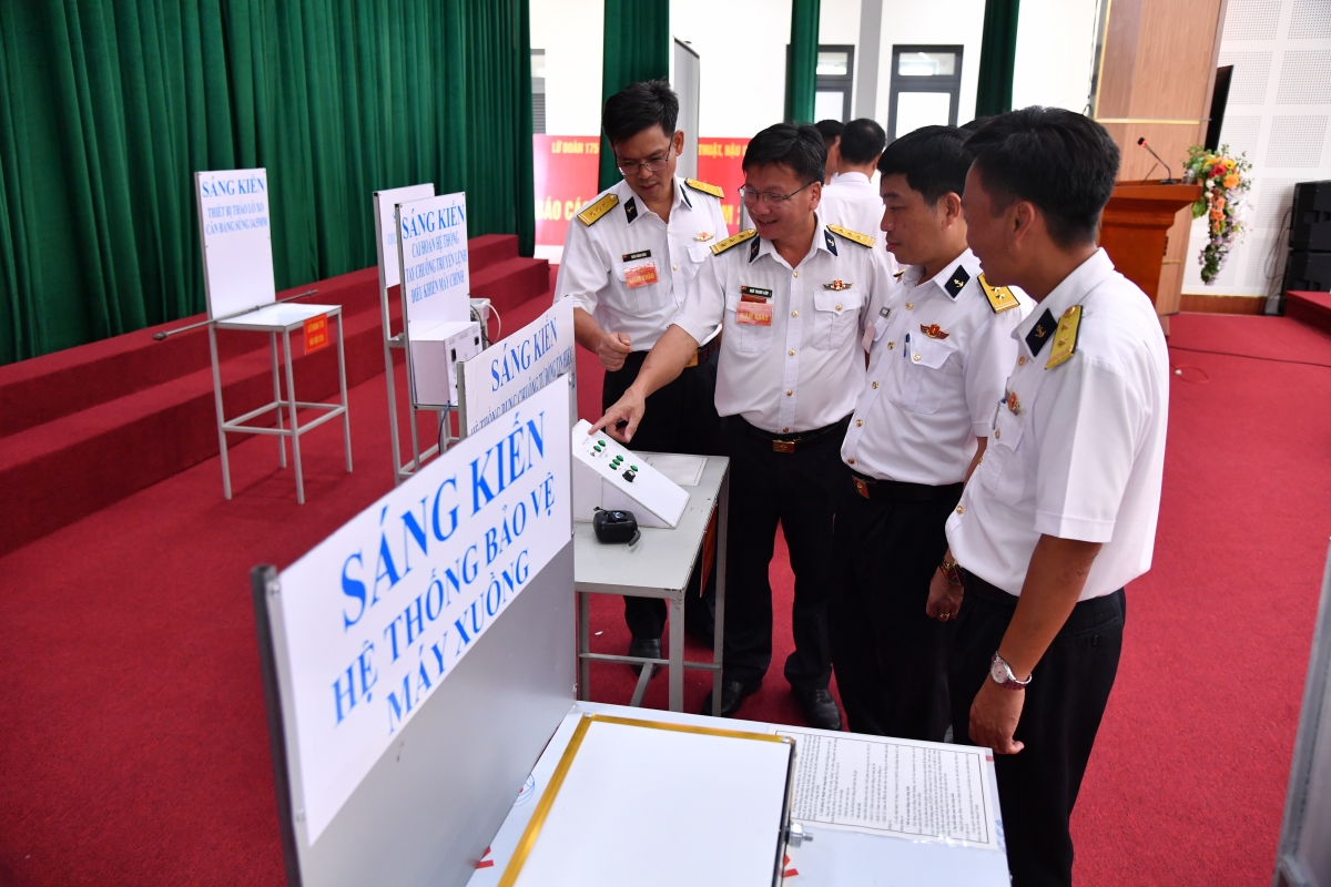 Các đại biểu tham quan sản phẩm trong hội thi