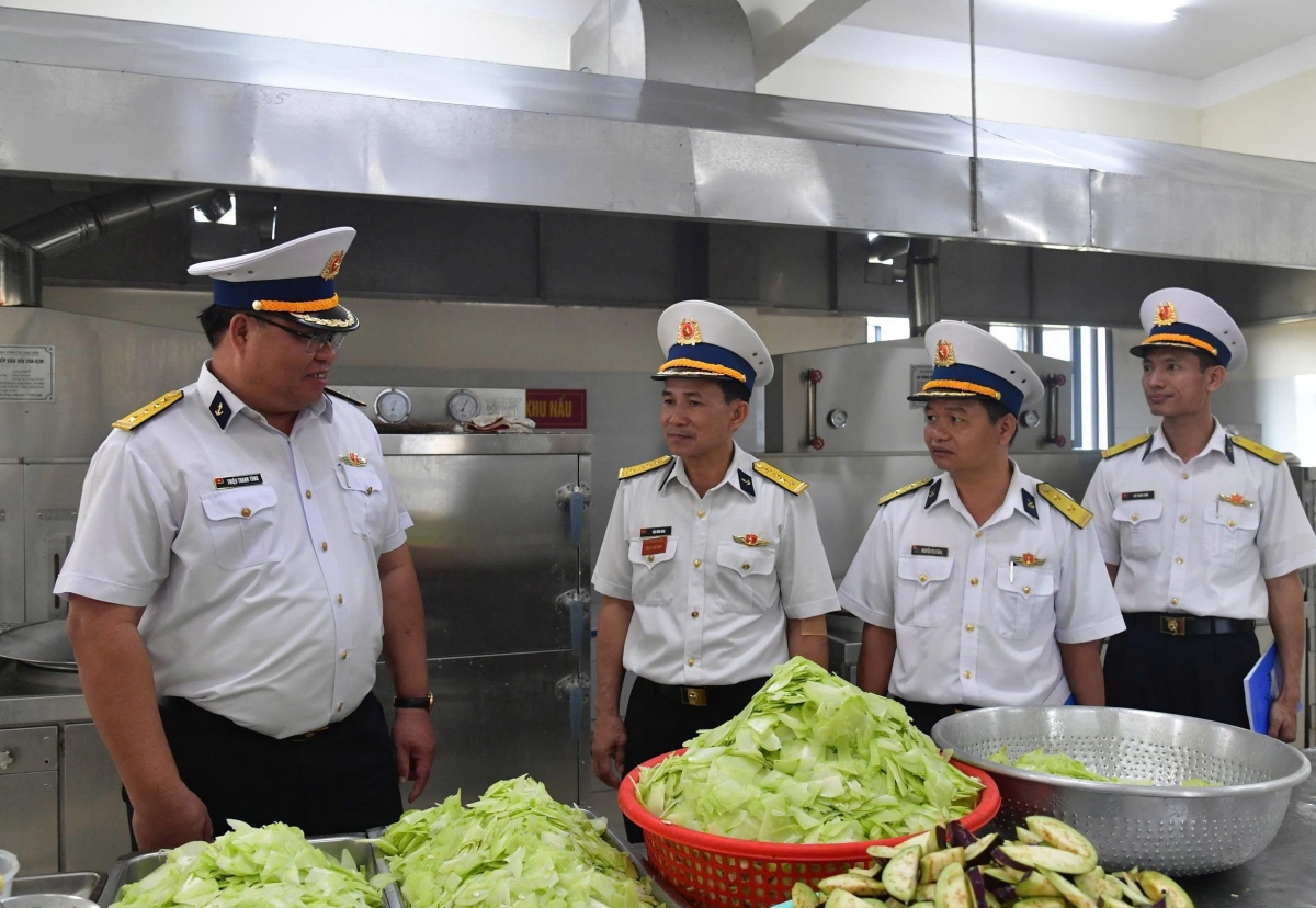 Kiểm tra khu vực bếp ăn tại Trung tâm Huấn luyện