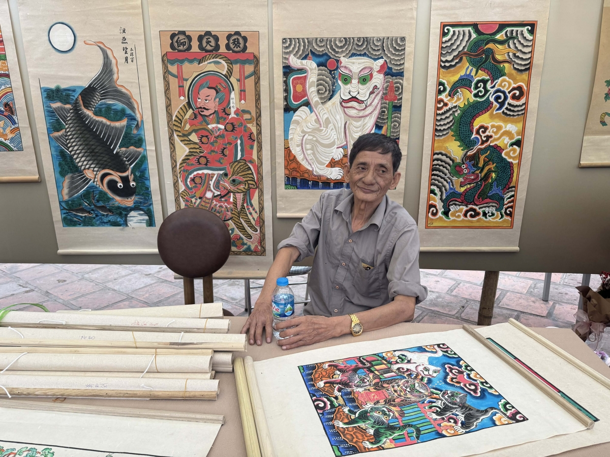 Nghệ nhân Lê Đình Nghiên cùng các tác phẩm tranh dân gian Hàng Trống tại sự kiện