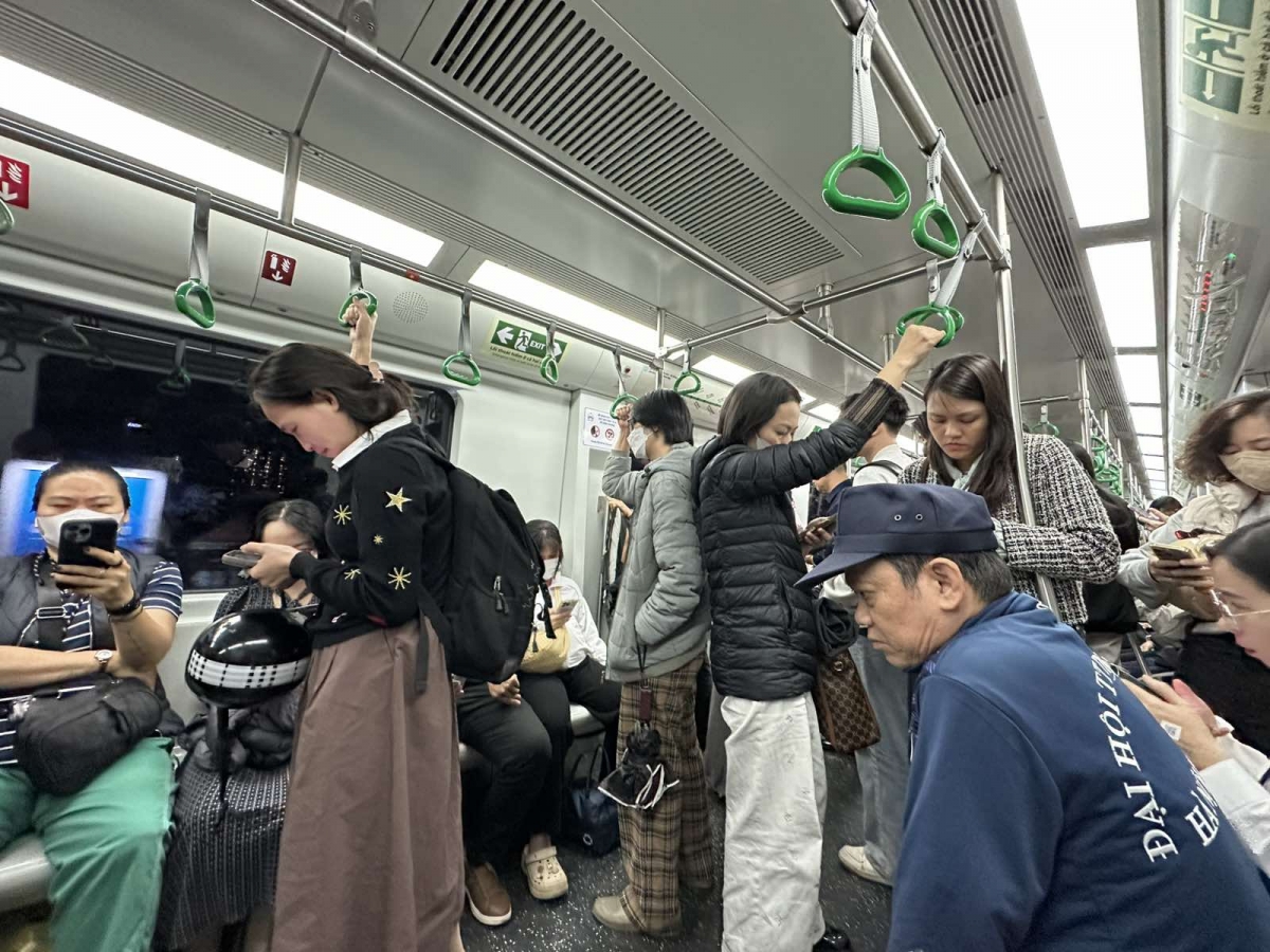 Với mức vé ổn định và góp phần giảm phát thải ra môi trường, tàu điện trở thành phương tiện được nhiều người lựa chọn
 