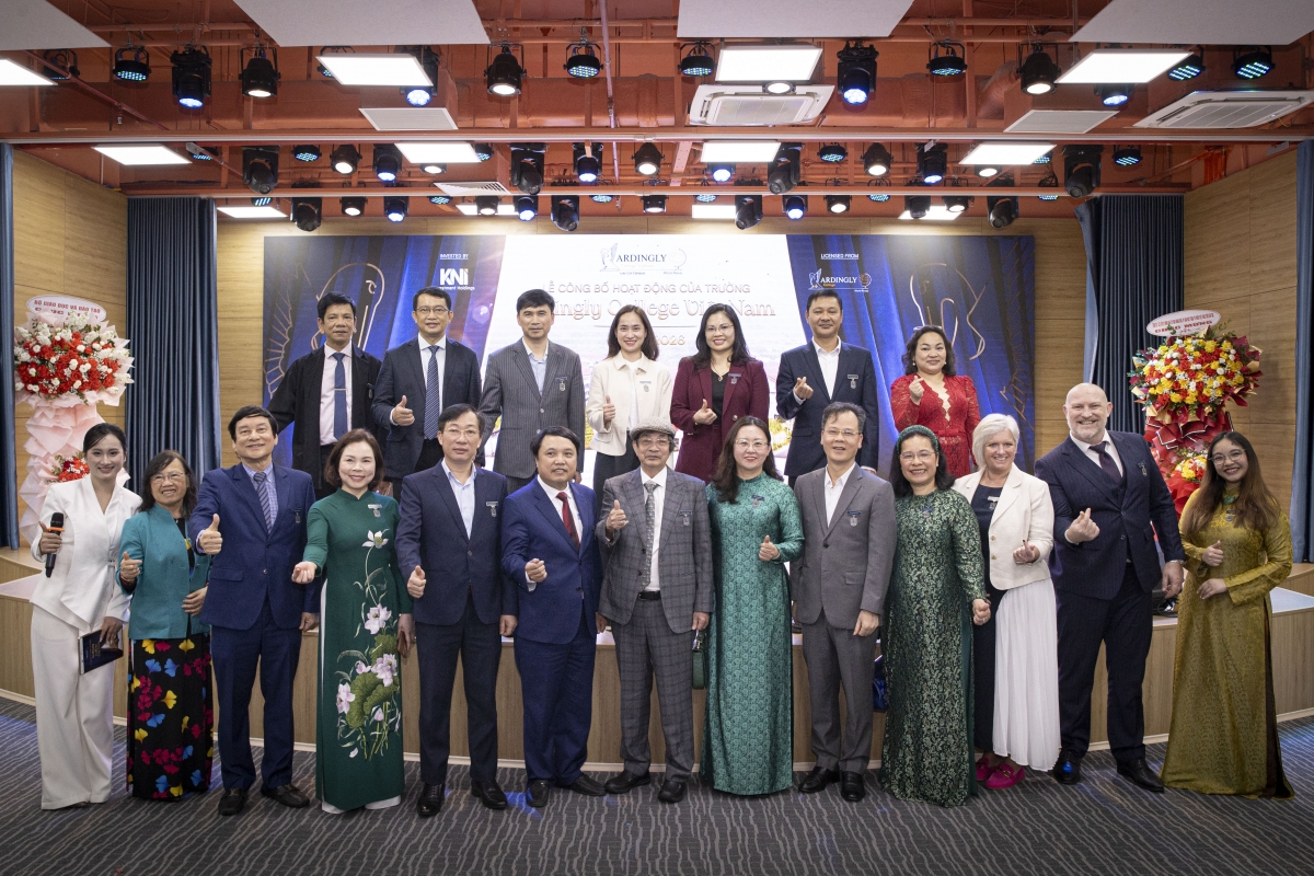 Lãnh đạo tỉnh Lào Cai cùng lãnh đạo Tập đoàn Đầu tư Khôi Nguyên (KNI), Ban giám hiệu Ardingly College Việt Nam, Ardingly College UK và các đại biểu tại buổi công bố.