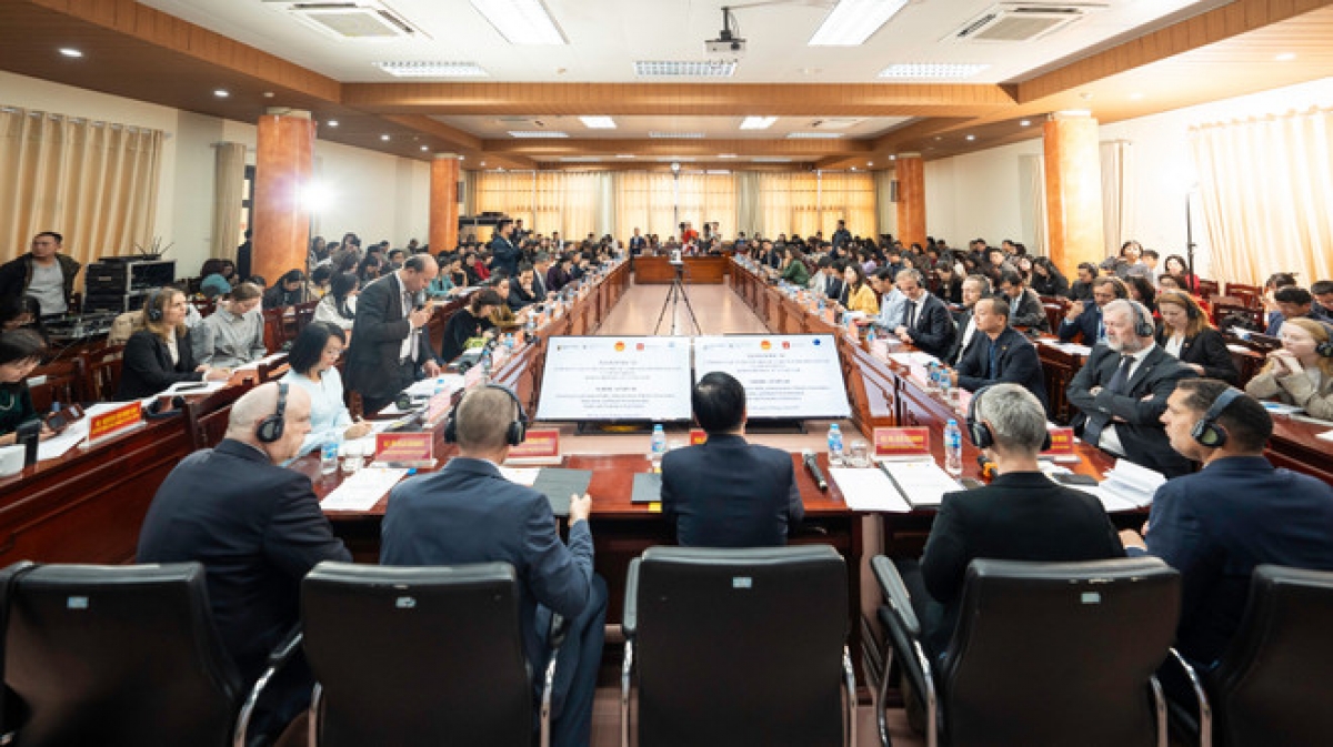 Nhiều chuyên gia tham gia hội đàm "Thực hiện thành công phân cấp trong kỷ nguyên số: Chia sẻ kinh nghiệm giữa Việt Nam và các nước Bắc Âu”. (Ảnh: TTX)