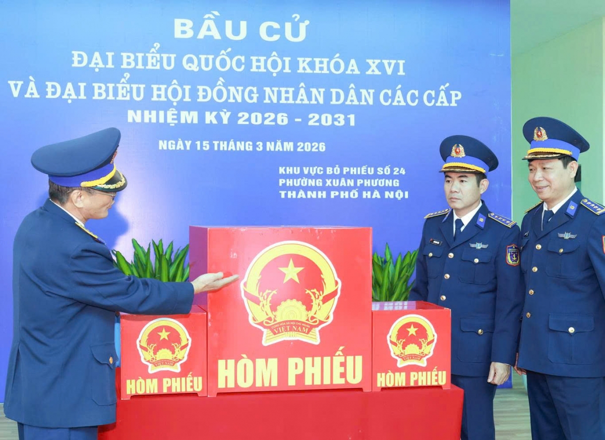 Đại tá Ngô Minh Tùng, Phó Tham mưu trưởng Cảnh sát biển Việt Nam, Tổ trưởng Tổ Bầu cử số 24 (đứng thứ hai, từ phải sang) kiểm tra hòm phiếu phục vụ bầu cử.