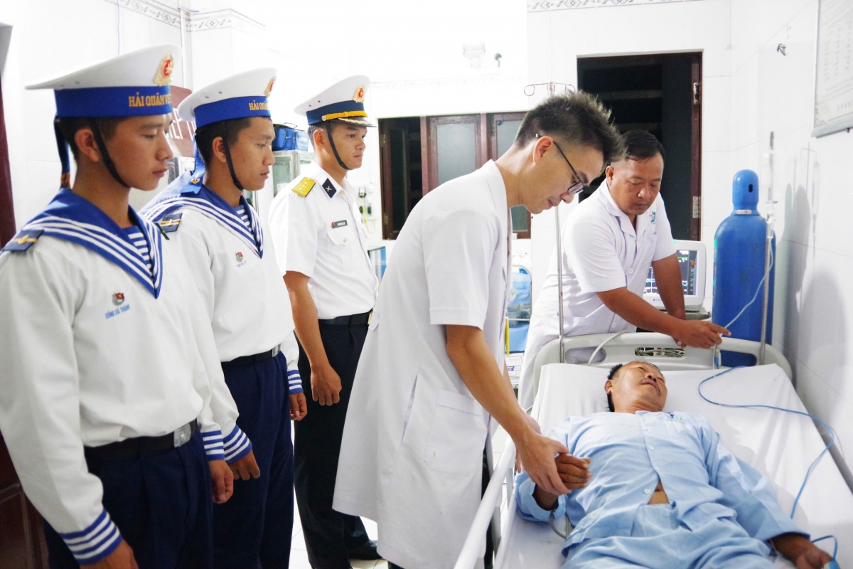 Bác sĩ bệnh xá đảo Trường Sa thăm khám cho bệnh nhân 
