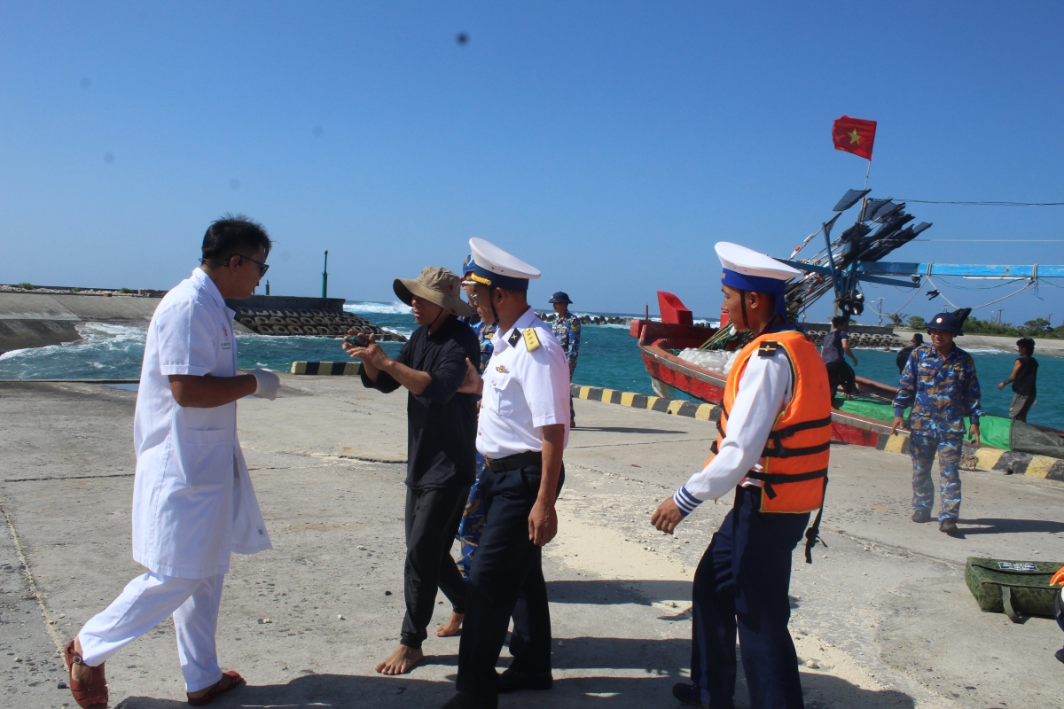 Bác sĩ thăm hỏi bệnh nhân tại cầu cảng