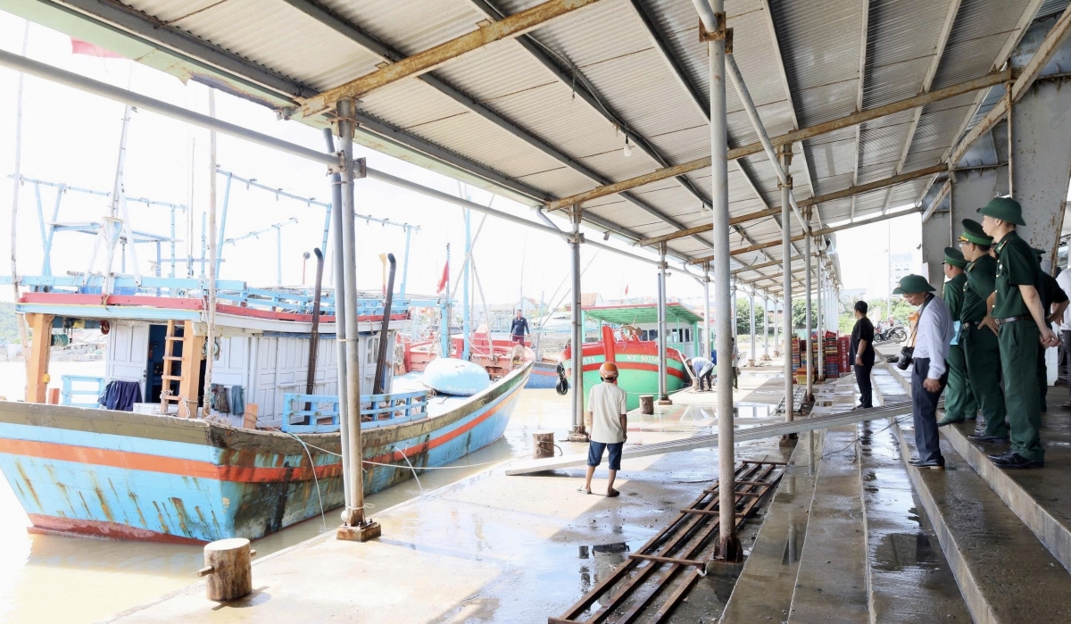 Ban quản lý cảng cá Đông Tác, tỉnh Đắk Lắk phối hợp cùng các lực lượng chức năng hướng dẫn ngư dân thực hiện nghiêm các quy định, chống khai thác IUU.