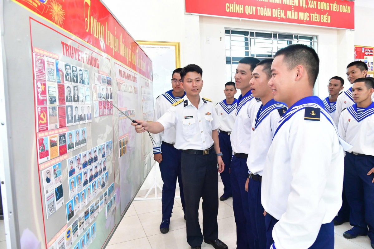 Giáo dục truyền thống cho chiến sĩ mới 