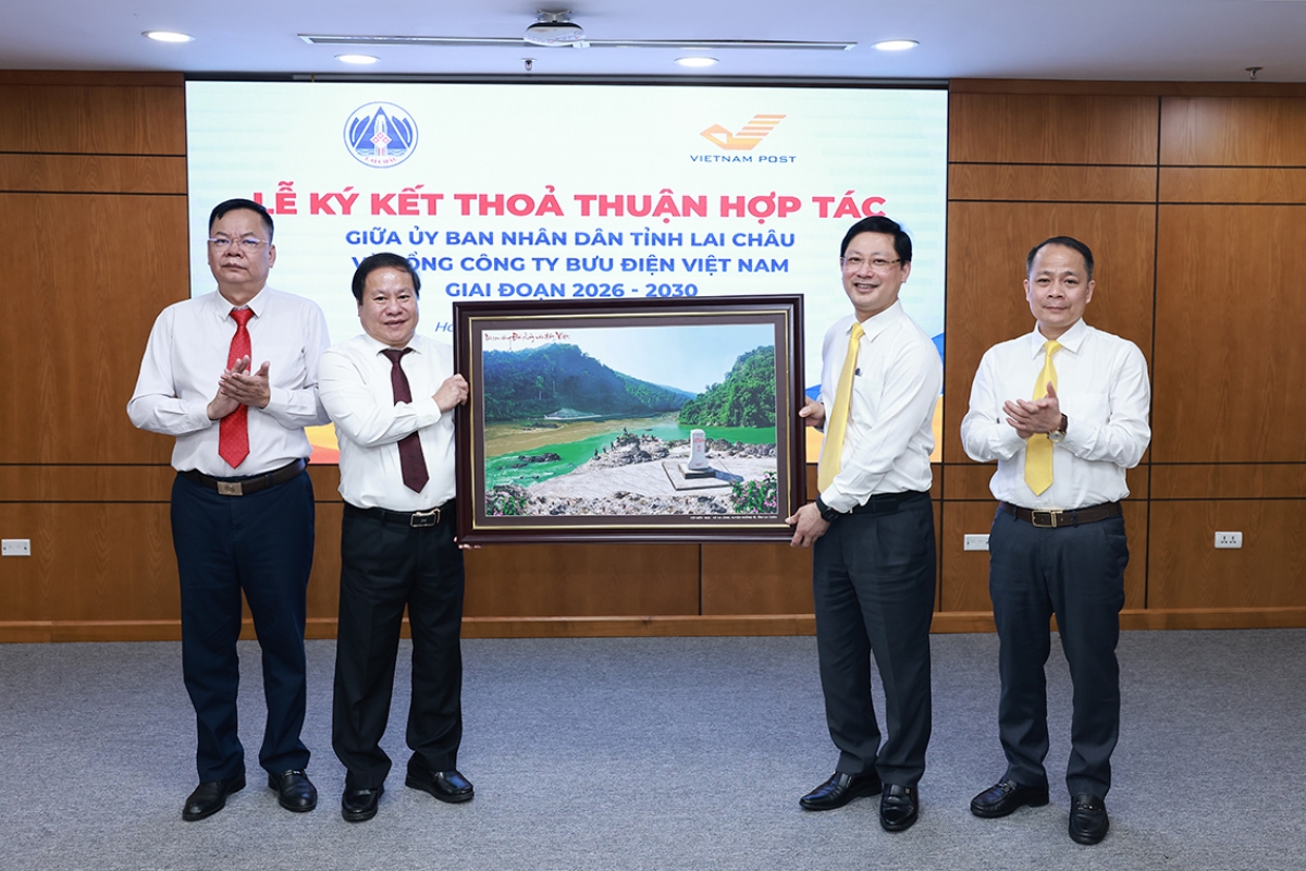 Lãnh đạo tỉnh Lai Châu tặng quà lưu niệm Tổng Công ty Bưu điện Việt Nam