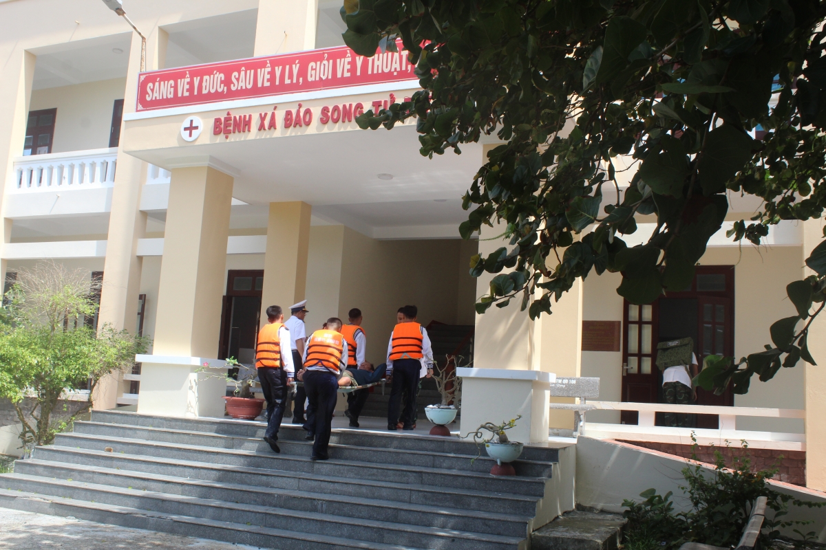 Bệnh nhân được đưa vào bệnh xá cấp cứu