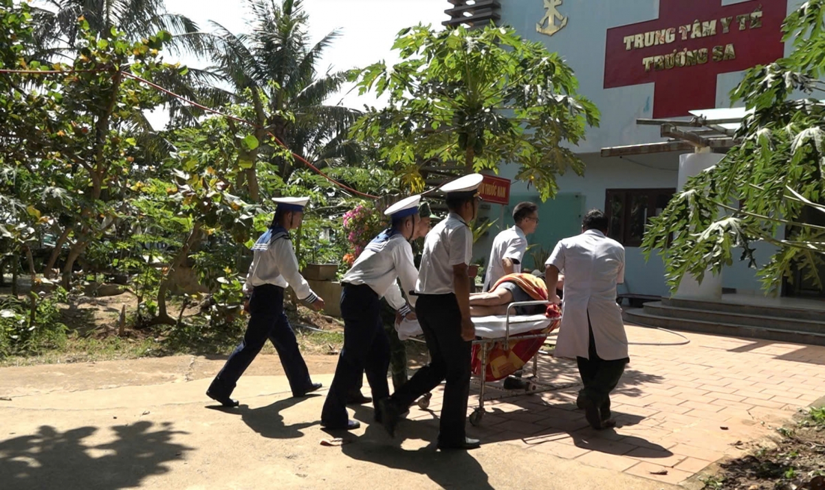 Bệnh nhân nhanh chóng được cán bộ, chiến sĩ vận chuyển vào bệnh xá để thăm khám