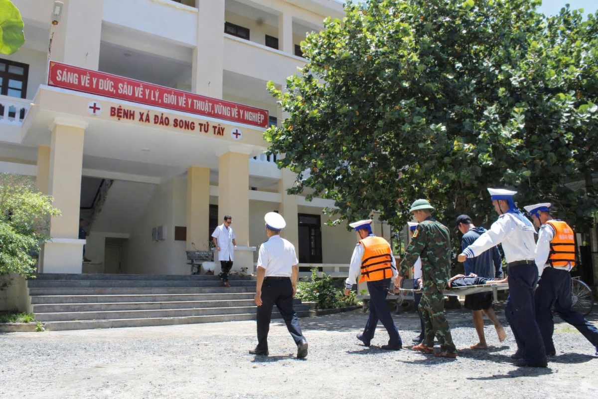 CBCS đảo Song Tử Tây đưa ngư dân vào Bệnh xá đảo cấp cứu