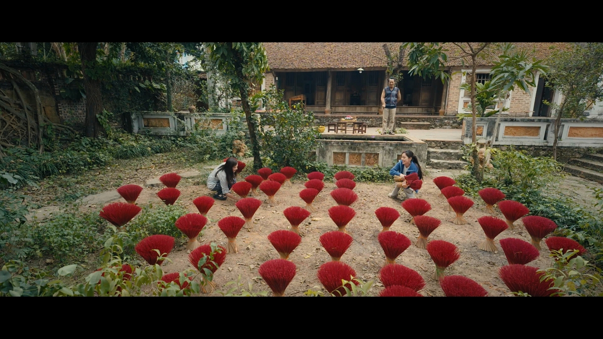 Bối cảnh làng nghề hương truyền thống được khai thác rõ nét trong bộ phim