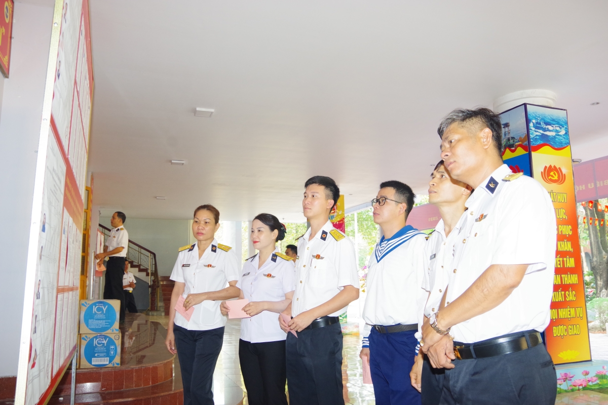 Cử tri Lữ đoàn 125 nhận thẻ cử tri và đối chiếu thông tin cử tri
 