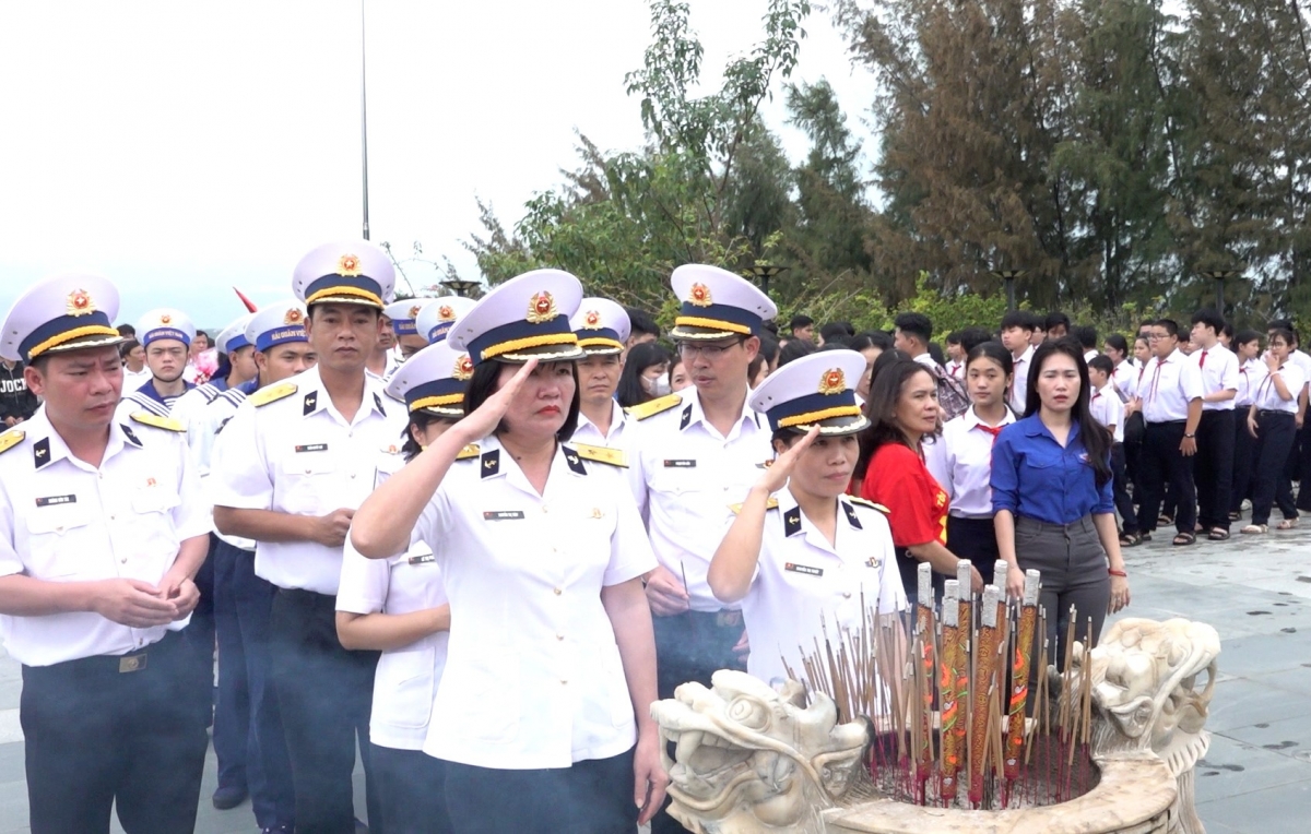 Các đại biểu dâng hương tưởng niệm Anh hùng, liệt sĩ 