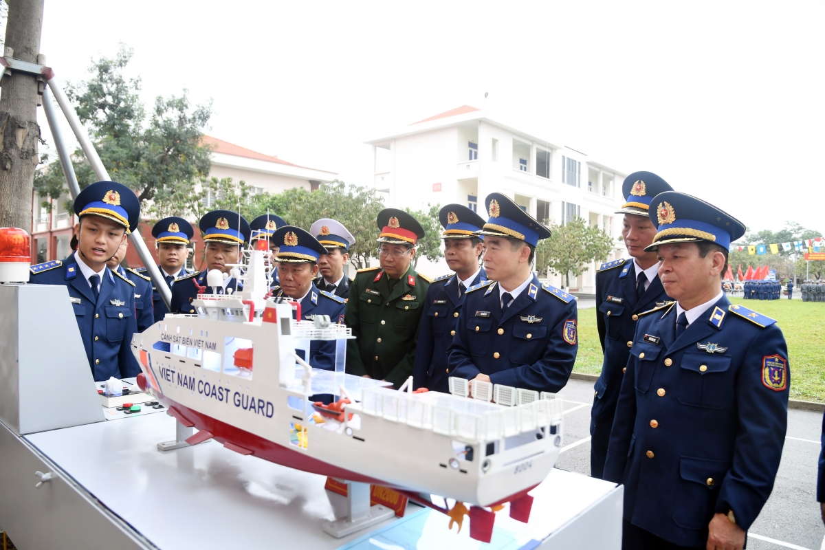 Các đại biểu tham quan khu trưng bày mô hình học cụ tại Lễ ra quân huấn luyện 