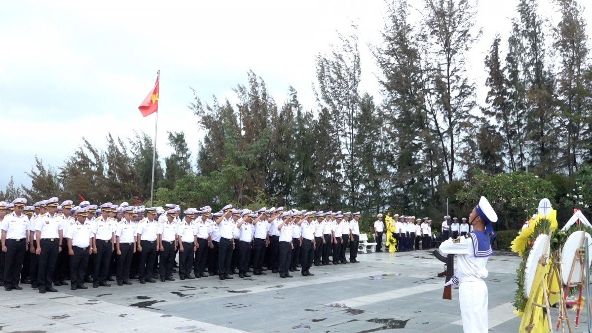 Các đại biểu thực hiện nghi thức mặc niệm tưởng nhớ các cán bộ, chiến sĩ hy sinh để bảo vệ chủ quyền biển đảo