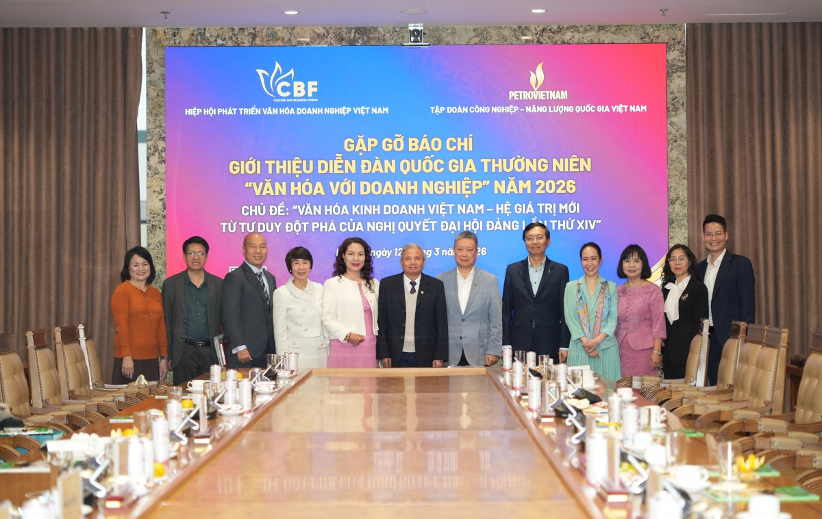 Các đại biểu và Ban tổ chức chụp ảnh lưu niệm