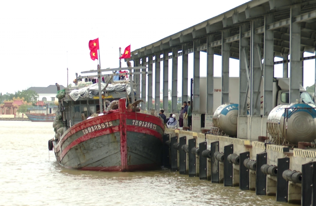 Các tàu cá cập cảng bán hải sản đều được giám sát, kiểm tra chặt chẽ về hành trình khai thác