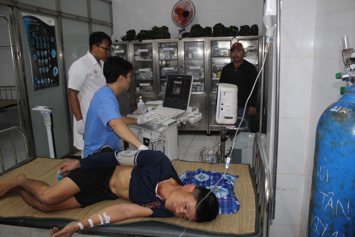 Các y bác sĩ thăm khám cho bệnh nhân