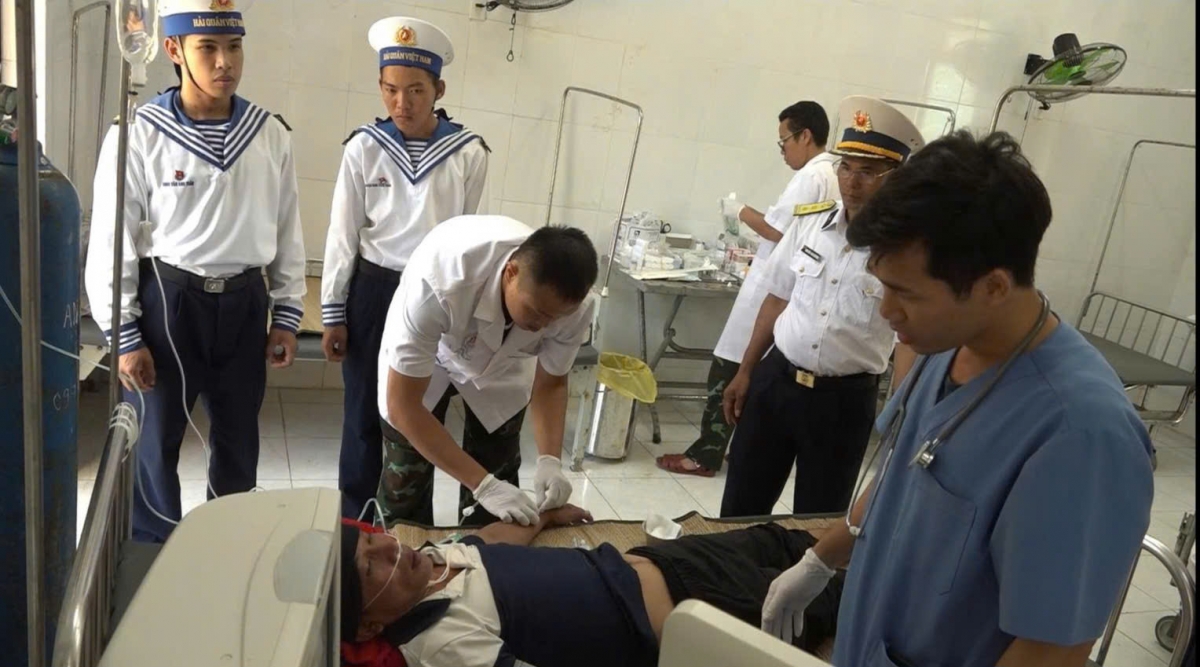 Bác sĩ đảo điều trị, chăm sóc cho ngư dân