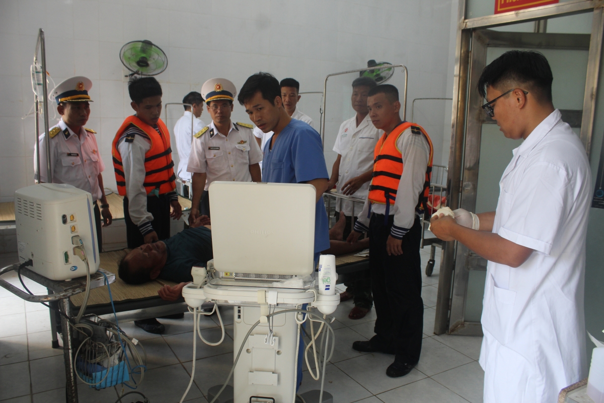 Các y, bác sĩ thăm khám cho bệnh nhân