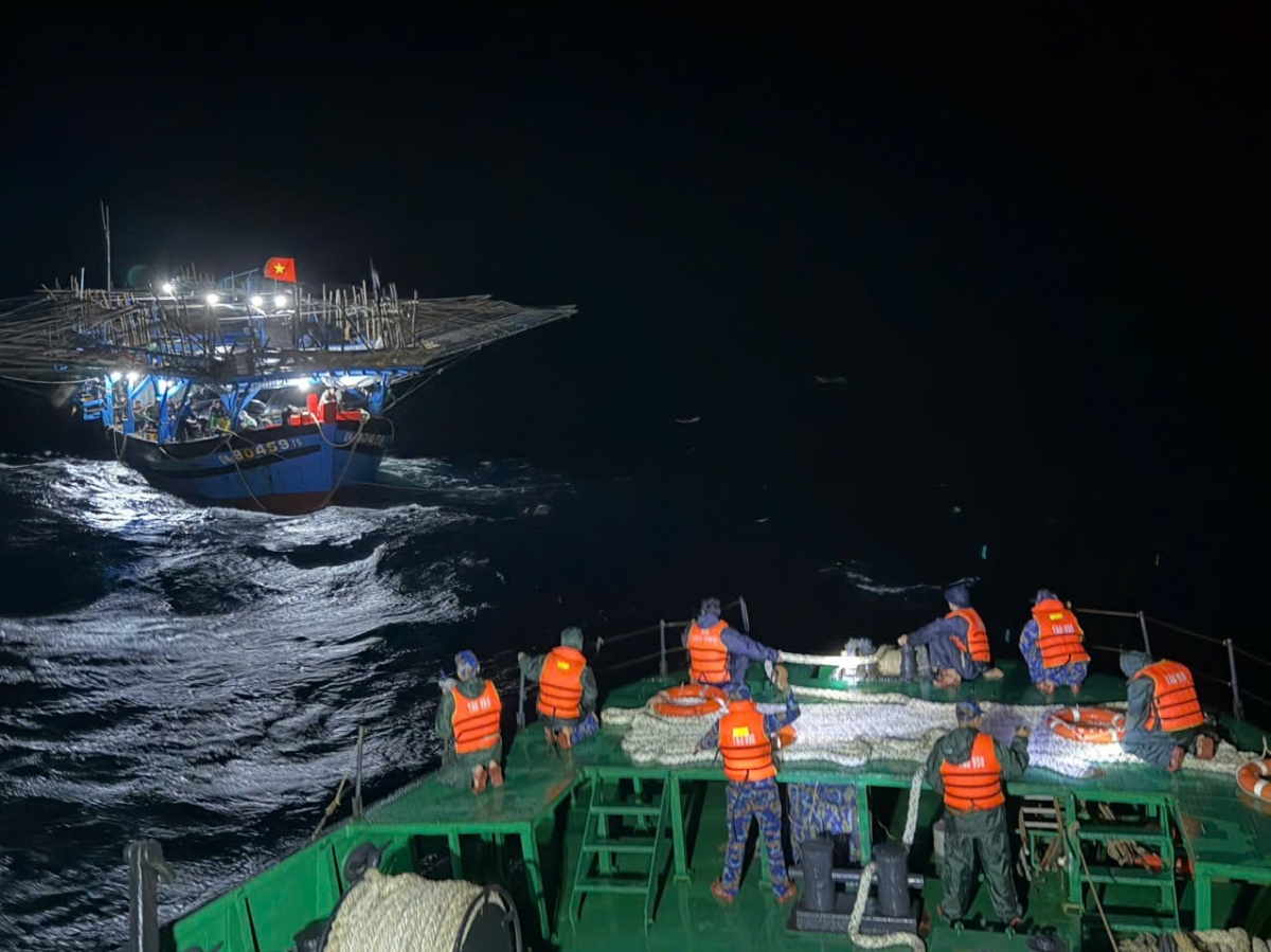 Cán bộ chiến sĩ tàu 950, Hải đội 411 đang làm dây kéo tàu 