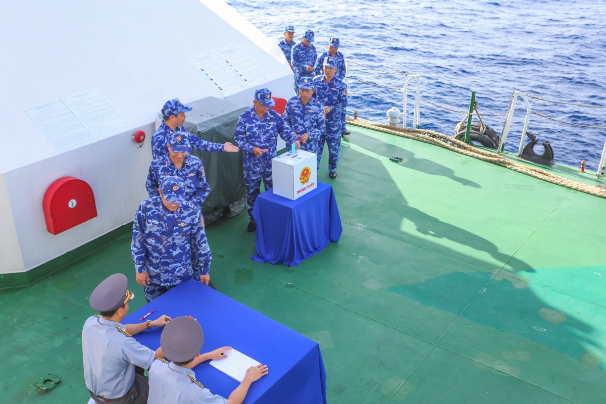 Cán bộ, chiến sĩ Tàu CSB 4031 bỏ phiếu sớm trên biển