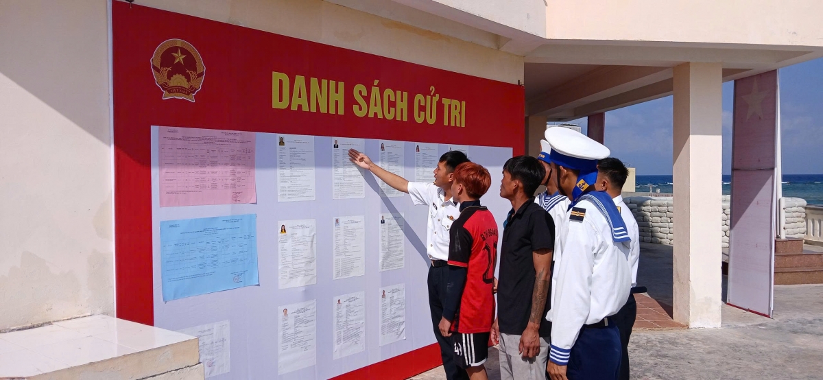 Cán bộ, chiến sĩ và ngư dân tìm hiểu các thông tin của đại biểu tại đảo Núi Le