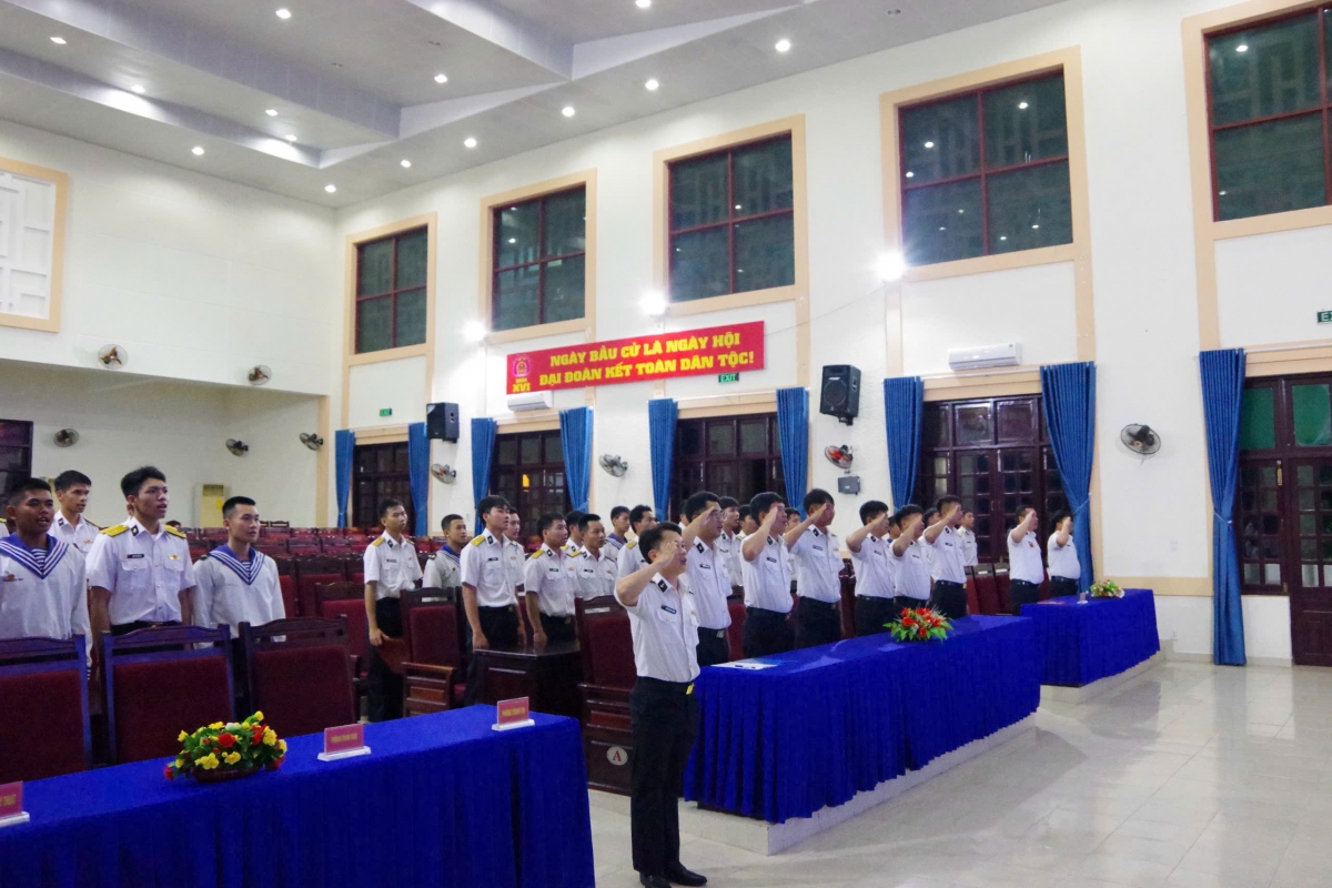 Cán bộ, đoàn viên làm lễ chào cờ trong buổi Lẽ phát động