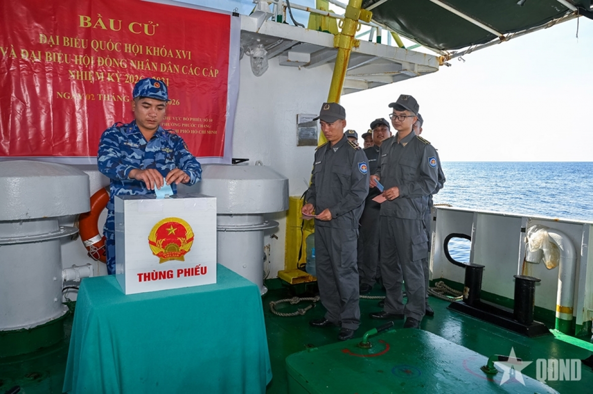 Cán bộ, nhân viên Tàu KN 205 thực hiện bỏ phiếu bầu đại biểu Quốc hội khóa XVI và đại biểu HĐND các cấp nhiệm kỳ 2026-2031