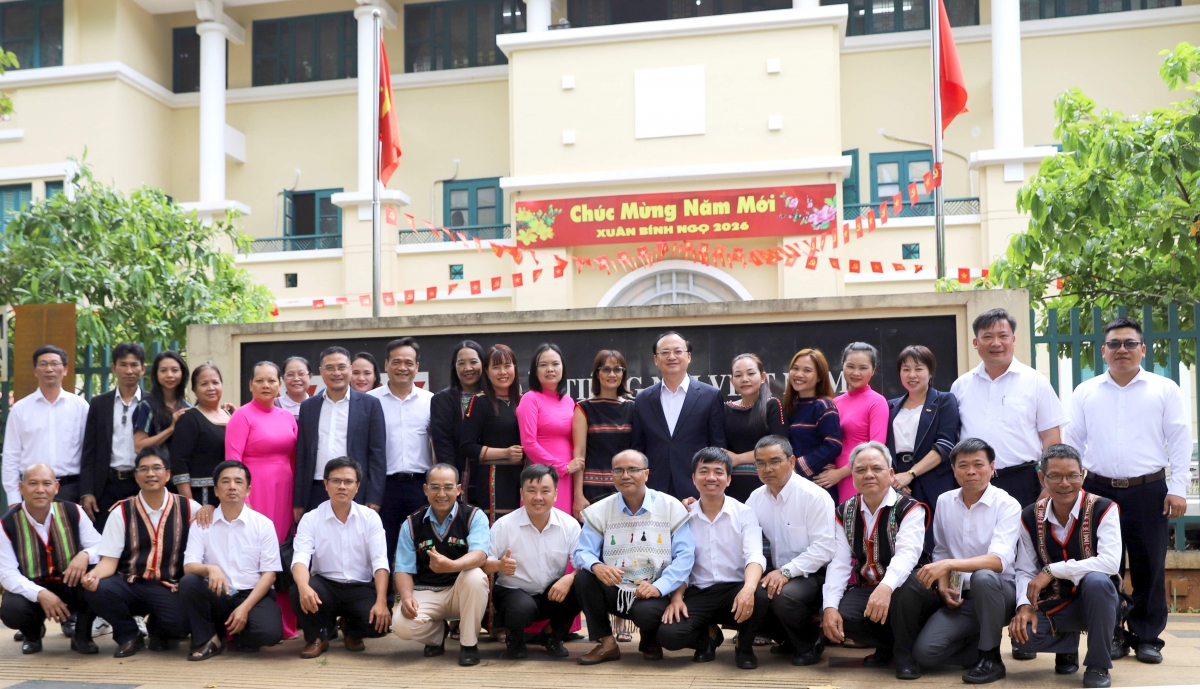 Cán bộ, viên chức, người lao động VOV Tây Nguyên chụp hình lưu niệm với Tổng Giám đốc Đỗ Tiến Sỹ.