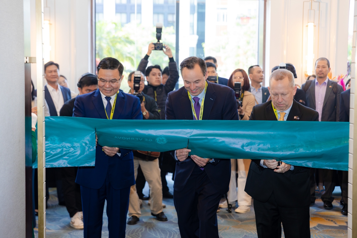 Quyền Bộ trưởng Lê Mạnh Hùng cùng Đại biện lâm thời Phái đoàn Ngoại giao Hoa Kỳ và Lãnh đạo Tập đoàn GE Vernova cắt băng khai trương Triển lãm công nghệ GE trong khuôn khổ Diễn đàn Năng lượng kiến tạo đổi thay do Tập đoàn GE Vernova Inc. (Hoa Kỳ) tổ chức.