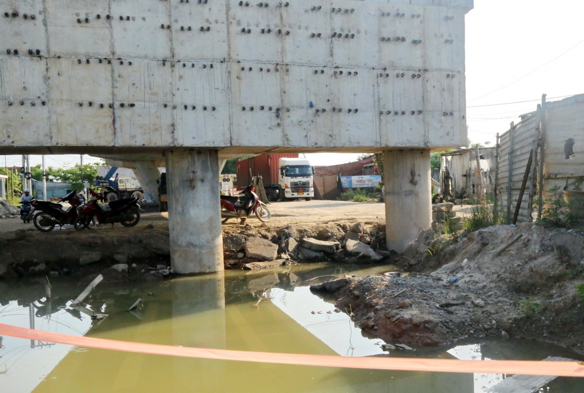 Cầu vượt đường sắt Bắc-Nam thuộc Dự án cải tạo, nâng cấp Quốc lộ 14E thi công dở dang. Phương tiện đi dưới cầu vượt chen chúc lưu thông, tiềm ẩn nguy cơ tai nạn.