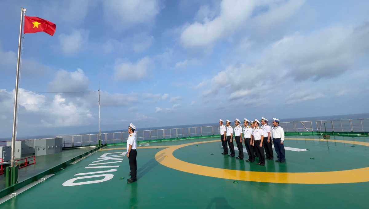 Chào cờ ở nhà giàn DK1