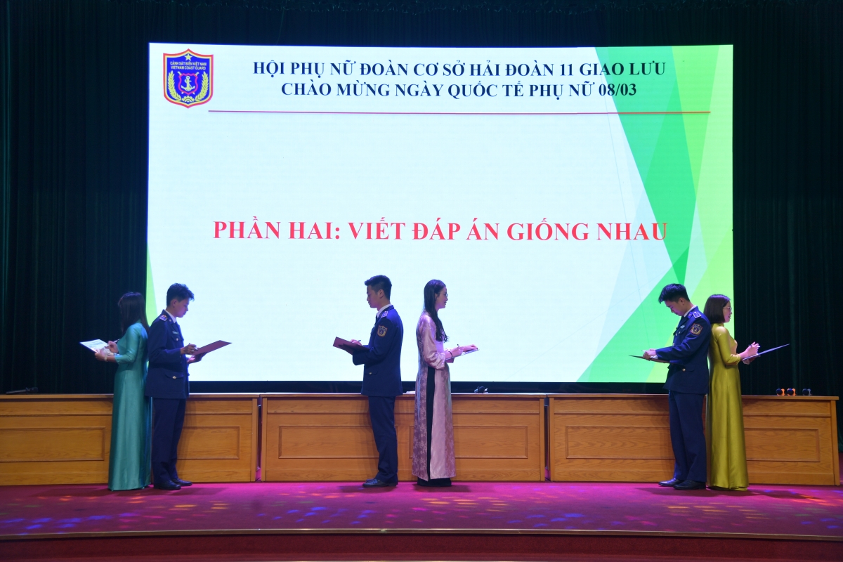 Chị em hội viên phụ nữ và các đồng chí sĩ quan tàu tham gia trò chơi viết đáp án đúng