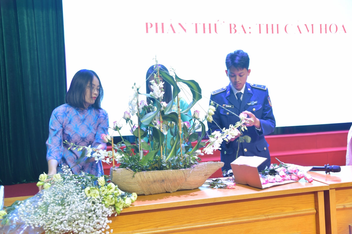 Chị em hội viên và các đồng chí sĩ quan tàu tham gia trổ tài phần thi cắm hoa