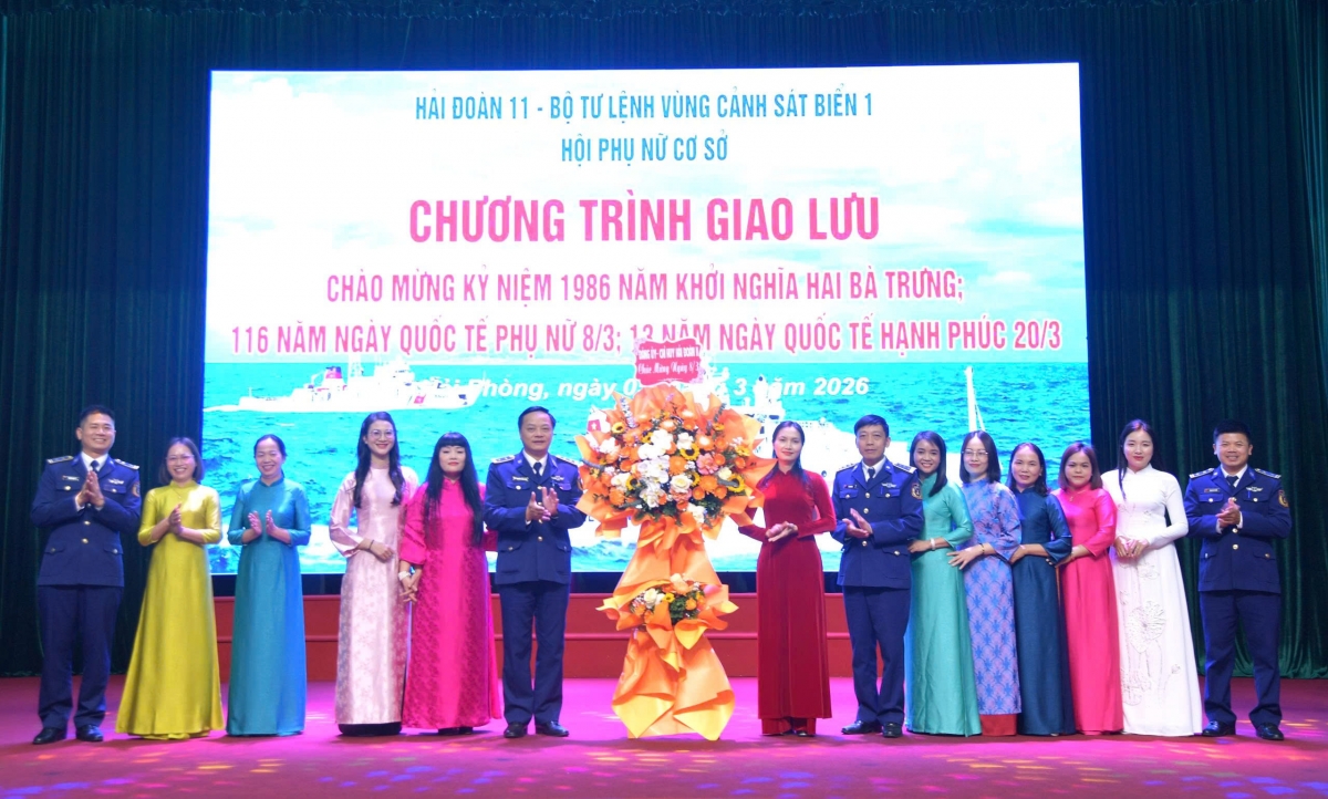 Chỉ huy Hải đoàn tặng hoa chúc mừng Hội viên Hội phụ nữ Hải đoàn và đơn vị kết nghĩa