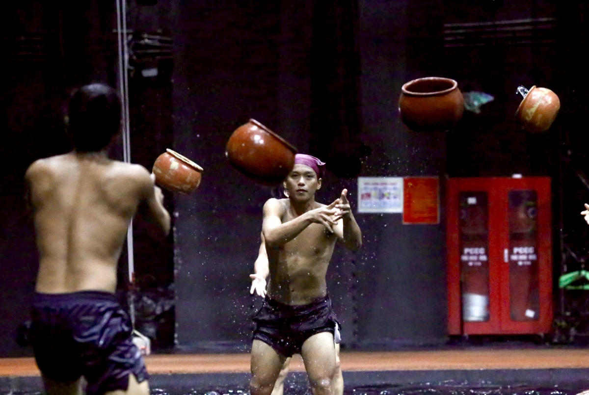 Chiếc chum, vật dụng quen thuộc trong văn hóa Chăm trở nên sống động, là trung tâm của câu chuyện.