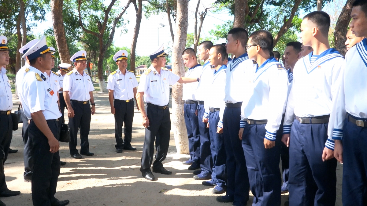 Chuẩn Đô đốc Nguyễn Anh Tuấn, Tư lệnh Vùng 4 Hải quân thăm động viên chiến sĩ mới Lữ đoàn 101