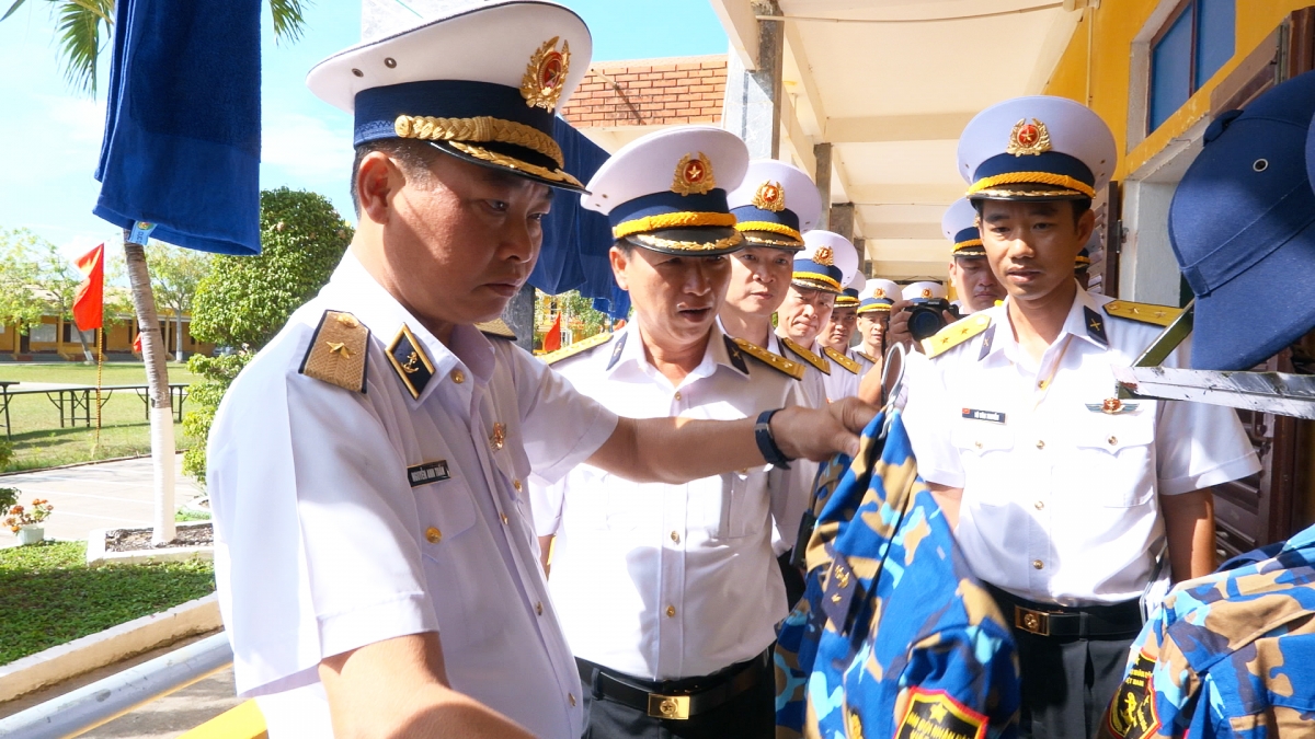 Chuẩn Đô đốc Nguyễn Anh Tuấn, Tư lệnh Vùng 4 Hải quân thăm động viên chiến sĩ mới Lữ đoàn 957
