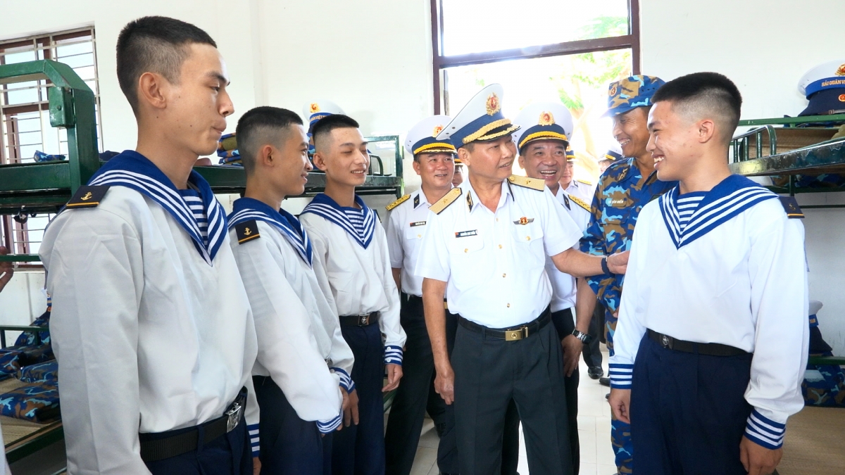 Chuẩn Đô đốc Nguyễn Anh Tuấn, Tư lệnh Vùng 4 Hải quân thăm động viên chiến sĩ mới tại Trung tâm Huấn luyện
