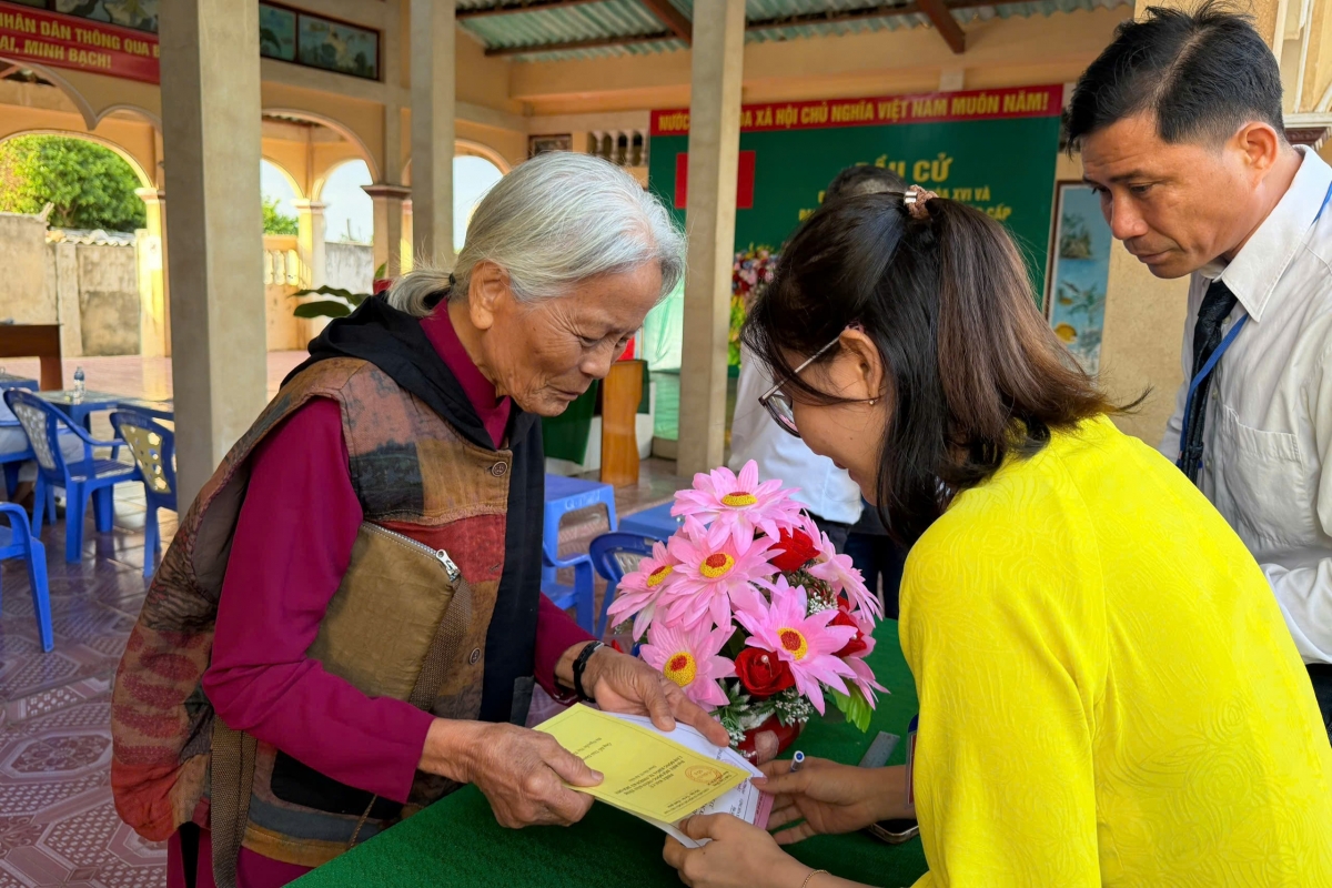 Cử tri cao tuổi tại Đặc khu Phú Quý được cán bộ tổ bầu cử hướng dẫn làm thủ tục nhận phiếu trước khi thực hiện quyền bầu cử đại biểu Quốc hội và HĐND các cấp nhiệm kỳ 2026–2031.
