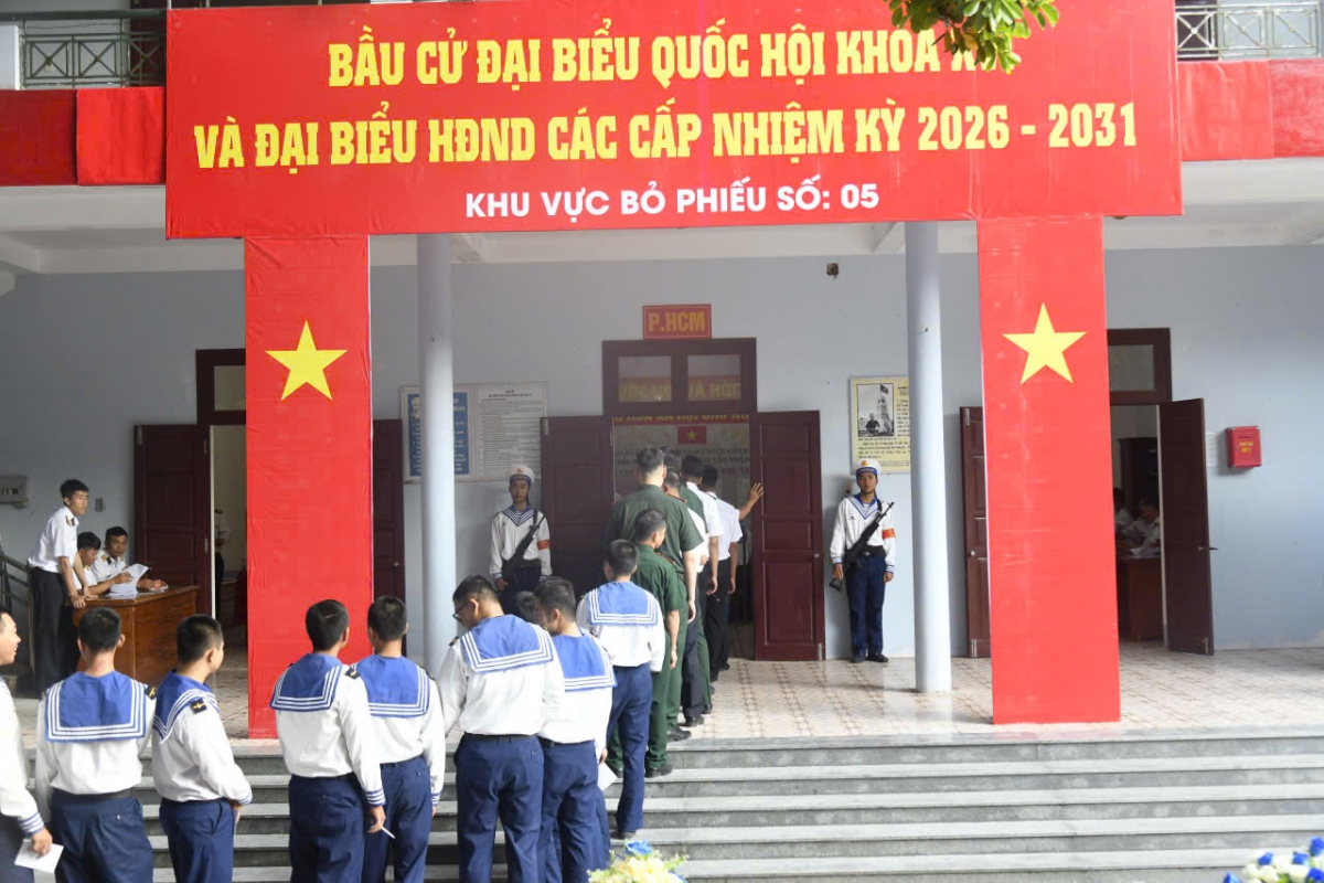 Cử tri chuẩn bị vào bầu cử tại khu vực bỏ phiếu số 5 (đảo Nam Yết)