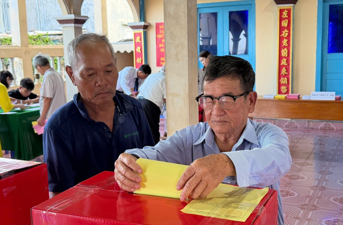 Cử tri Đặc khu Phú Quý, tỉnh Lâm Đồng bỏ phiếu bầu cử.